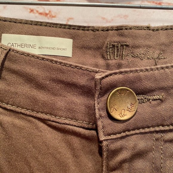 Kut from kloth Cathrine shorts Olive Green 8 knee - Picture 4 of 11